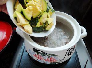 南瓜薏米骨头汤的做法步骤6