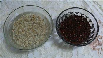 薏米红豆粥的做法步骤2