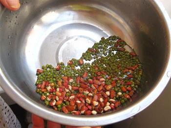 莲子百合绿豆粥的做法步骤3