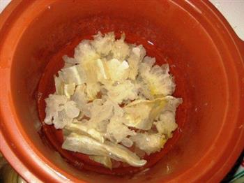 冰糖银耳炖鱼胶的做法步骤3