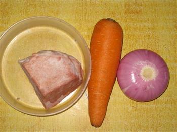 胡萝卜洋葱炒肉的做法步骤1