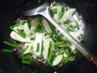 虾皮韭菜炒茭白的做法图解8