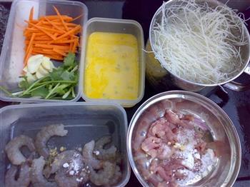 咖喱虾仁炒米粉的做法步骤1