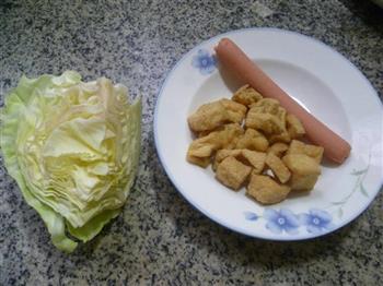 火腿肠素炒包心菜的做法图解1
