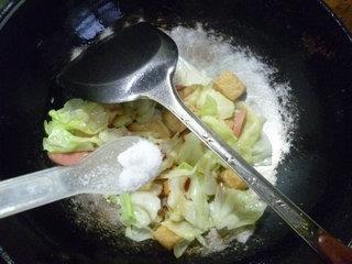 火腿肠素炒包心菜的做法图解8