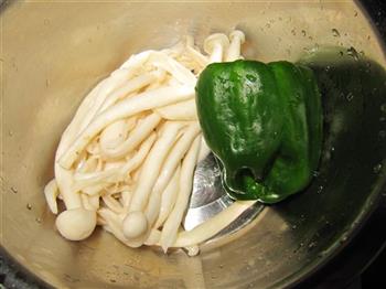 青椒炒海鲜菇的做法步骤1