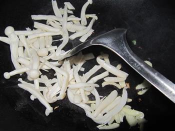 青椒炒海鲜菇的做法步骤3