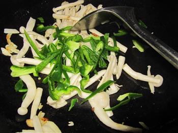 青椒炒海鲜菇的做法步骤4