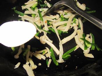 青椒炒海鲜菇的做法步骤5
