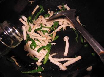 青椒炒海鲜菇的做法步骤6