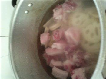 莲藕排骨汤的做法步骤5