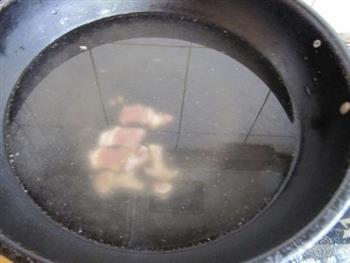 牛肉海鲜菇汤面的做法图解1