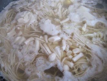 牛肉海鲜菇汤面的做法图解4