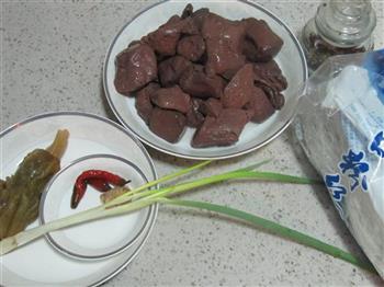 酸菜鸭血粉丝汤的做法步骤1