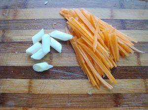 胡萝卜炒甜竹笋的做法步骤2