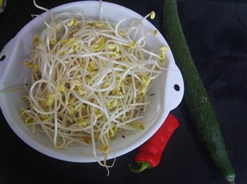 黄瓜拌豆芽的做法图解1
