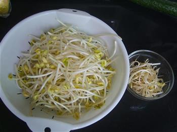 黄瓜拌豆芽的做法步骤2