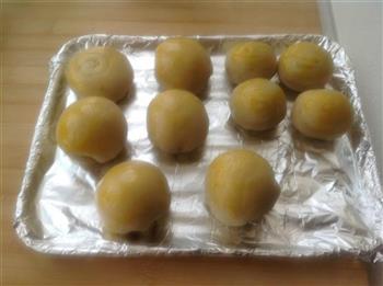 红豆蛋黄酥的做法步骤11