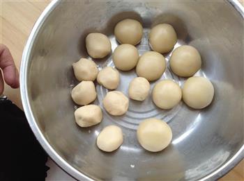 红豆蛋黄酥的做法步骤3