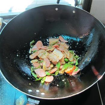 辣炒腊肉火腿肠的做法步骤8