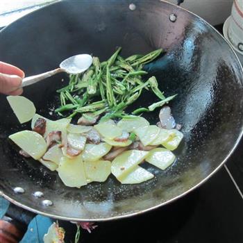 土豆片炒叉烧肉的做法步骤5