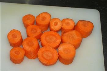 玉米胡萝卜猪骨汤的做法步骤2