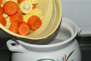 玉米胡萝卜猪骨汤的做法步骤4