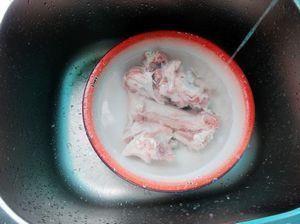 莲藕薏米骨头汤的做法步骤2
