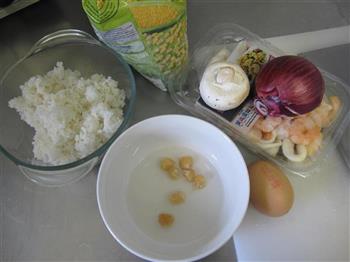 什锦海鲜炒饭的做法步骤1