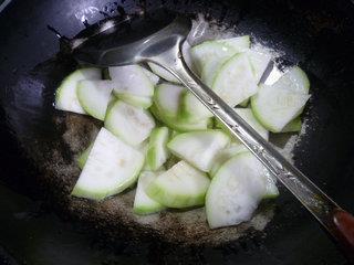 油面筋炒蒲瓜的做法步骤4