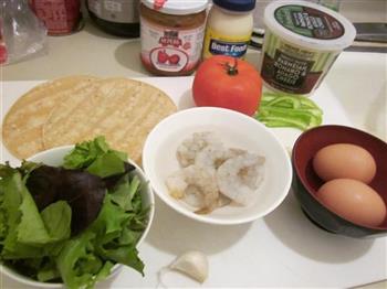 鲜虾鸡蛋沙拉TACO的做法步骤1