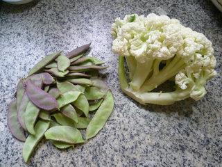 扁豆炒花菜的做法步骤1