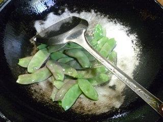 扁豆炒花菜的做法步骤4