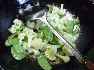 扁豆炒花菜的做法步骤5