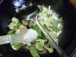 扁豆炒花菜的做法步骤7