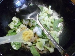 扁豆炒花菜的做法步骤8