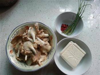 秀珍菇烩豆腐的做法图解1