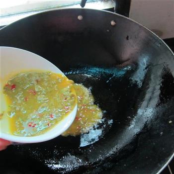 酸豆角煎蛋的做法步骤6