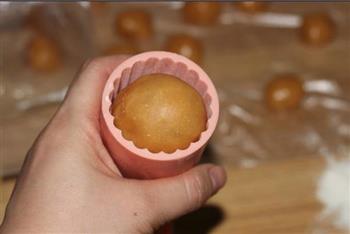 蛋黄莲蓉月饼的做法步骤15