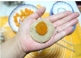 广式莲蓉蛋黄月饼的做法步骤13