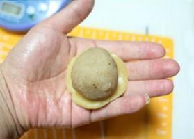 广式莲蓉蛋黄月饼的做法步骤15