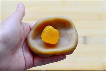 广式莲蓉蛋黄月饼的做法图解7