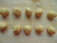 广式蛋黄莲蓉月饼的做法步骤10