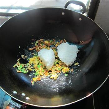 蛋黄米虾炒饭的做法步骤5