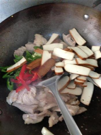 香干回锅肉的做法步骤5