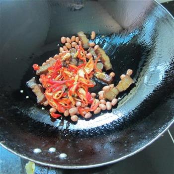 花生米炒腊肉的做法步骤4