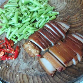 菜梗子炒东坡肉的做法步骤2