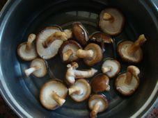 香菇青椒炒肉片的做法步骤2