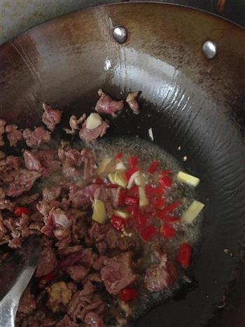 芹菜炒黄牛肉的做法步骤4