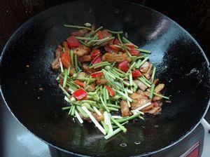 野韭菜苔回锅肉的做法步骤7